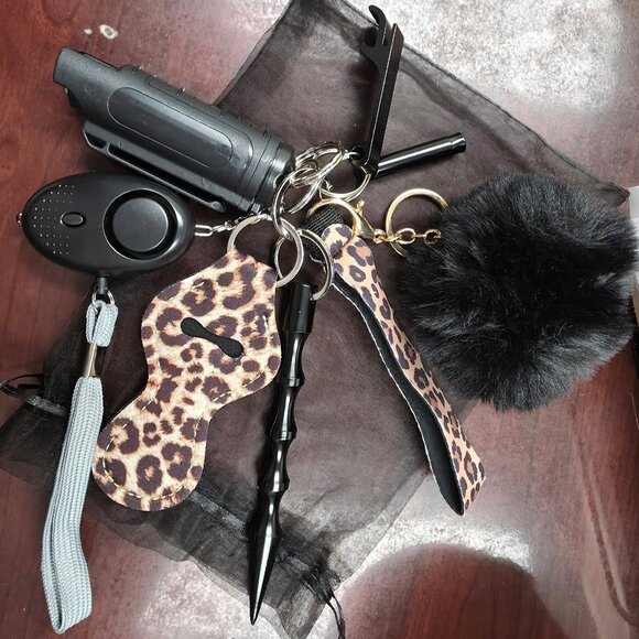 SELF DEFENSE ACCESSORIES & KEYCHAIN BLACK LEOPARD - Picture 1 of 2